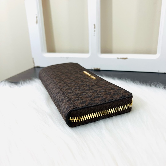 Michael Kors Jet Set Travel Large Three Quarter Zip Wallet - Picture 5 of 15